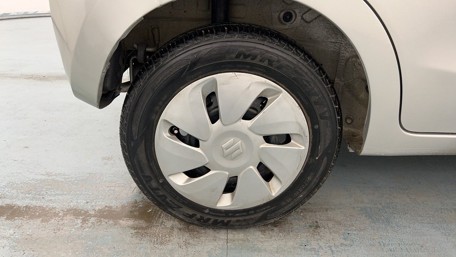 Used 2014 Maruti Suzuki Celerio VXi AMT Petrol Automatic tyres RIGHT REAR TYRE RIM VIEW