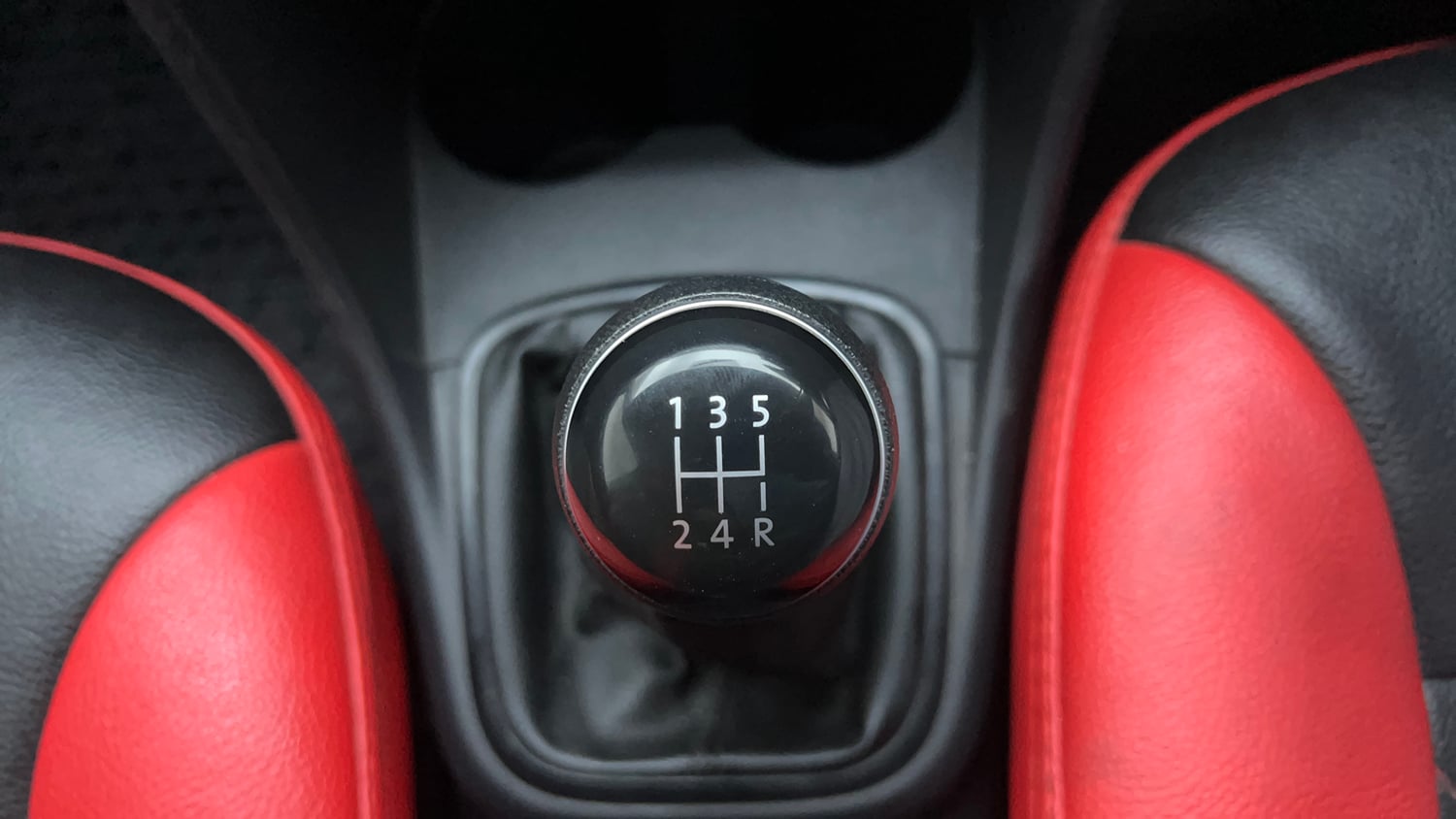 Used 2021 Volkswagen Polo Comfortline 1.0L MPI Petrol Manual interior GEAR  KNOB VIEW