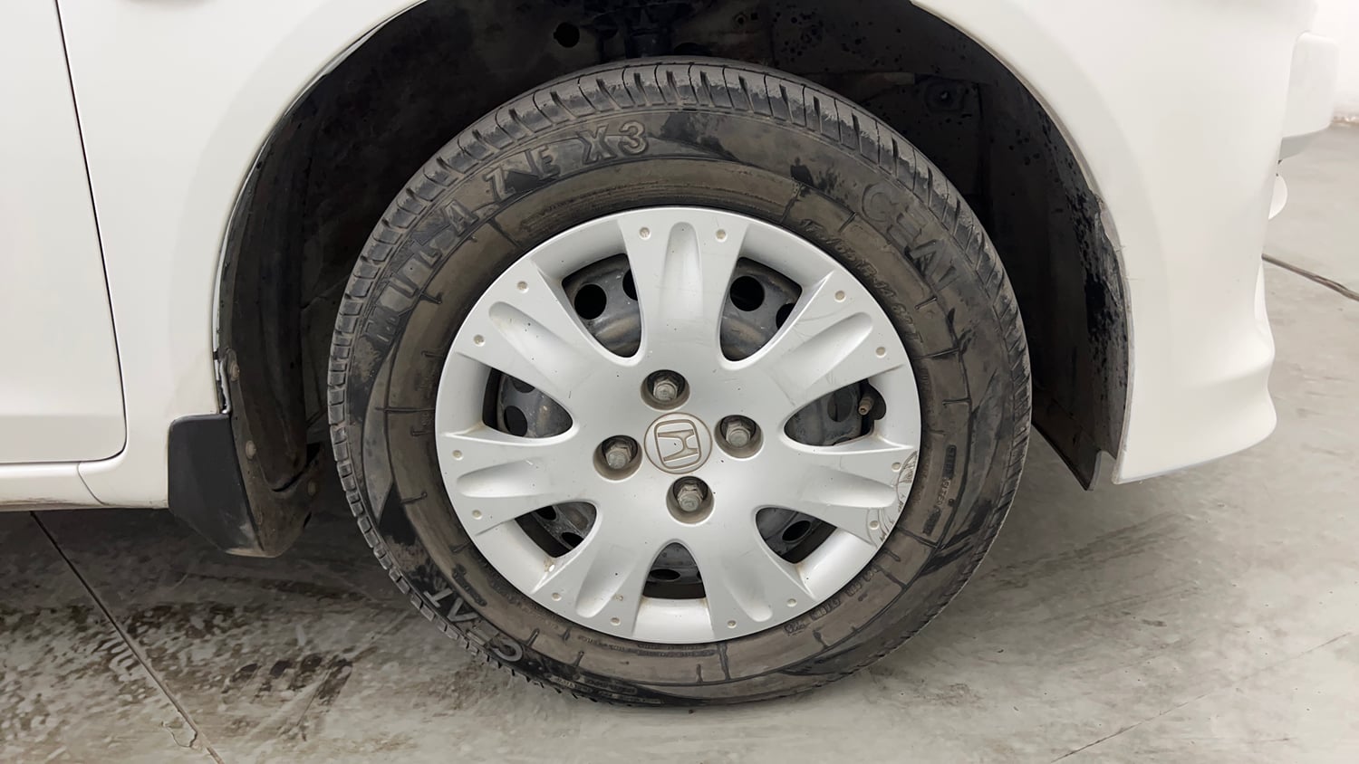 Used 2015 Honda Amaze 1.2 S i-VTEC Petrol Manual tyres RIGHT FRONT TYRE RIM VIEW