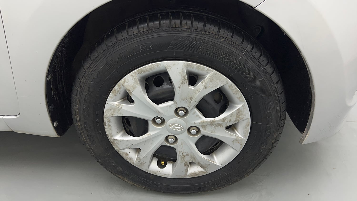 Used 2013 Hyundai Grand i10 Magna 1.2 Kappa VTVT Petrol Manual tyres RIGHT FRONT TYRE RIM VIEW