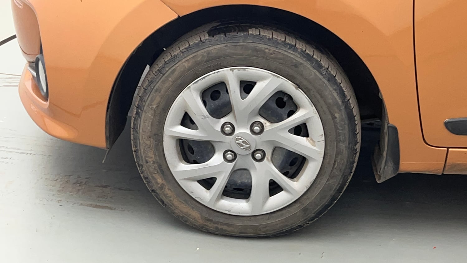 Used 2017 Hyundai Grand i10 Sportz 1.2 Kappa VTVT Petrol Manual tyres LEFT FRONT TYRE RIM VIEW