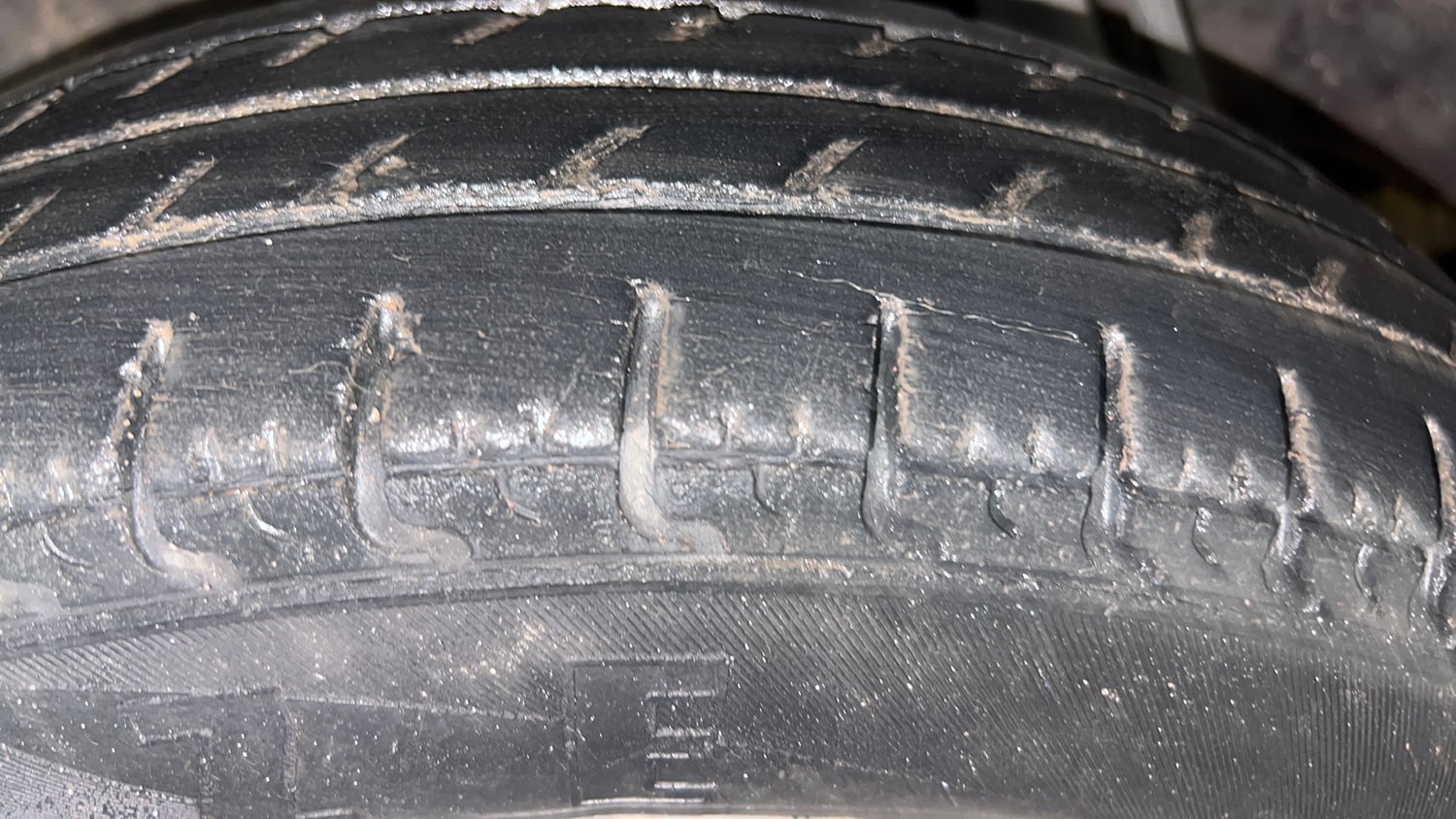 Used 2017 Renault Kwid 1.0 RXT AMT Petrol Automatic tyres RIGHT REAR TYRE TREAD VIEW