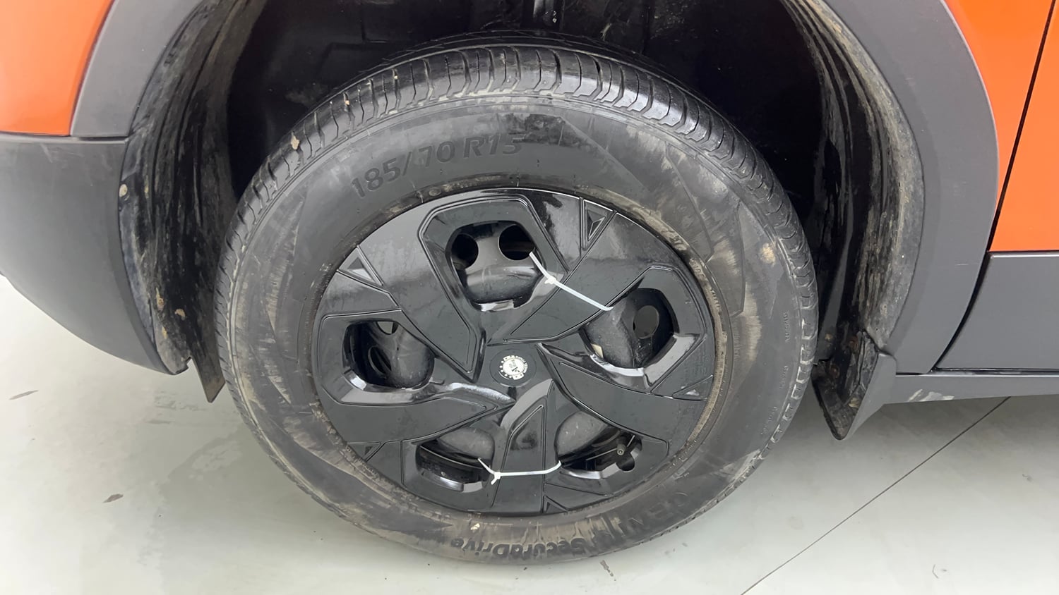 Used 2021 Tata Punch Adventure Rhythm Pack MT Petrol Manual tyres LEFT FRONT TYRE RIM VIEW