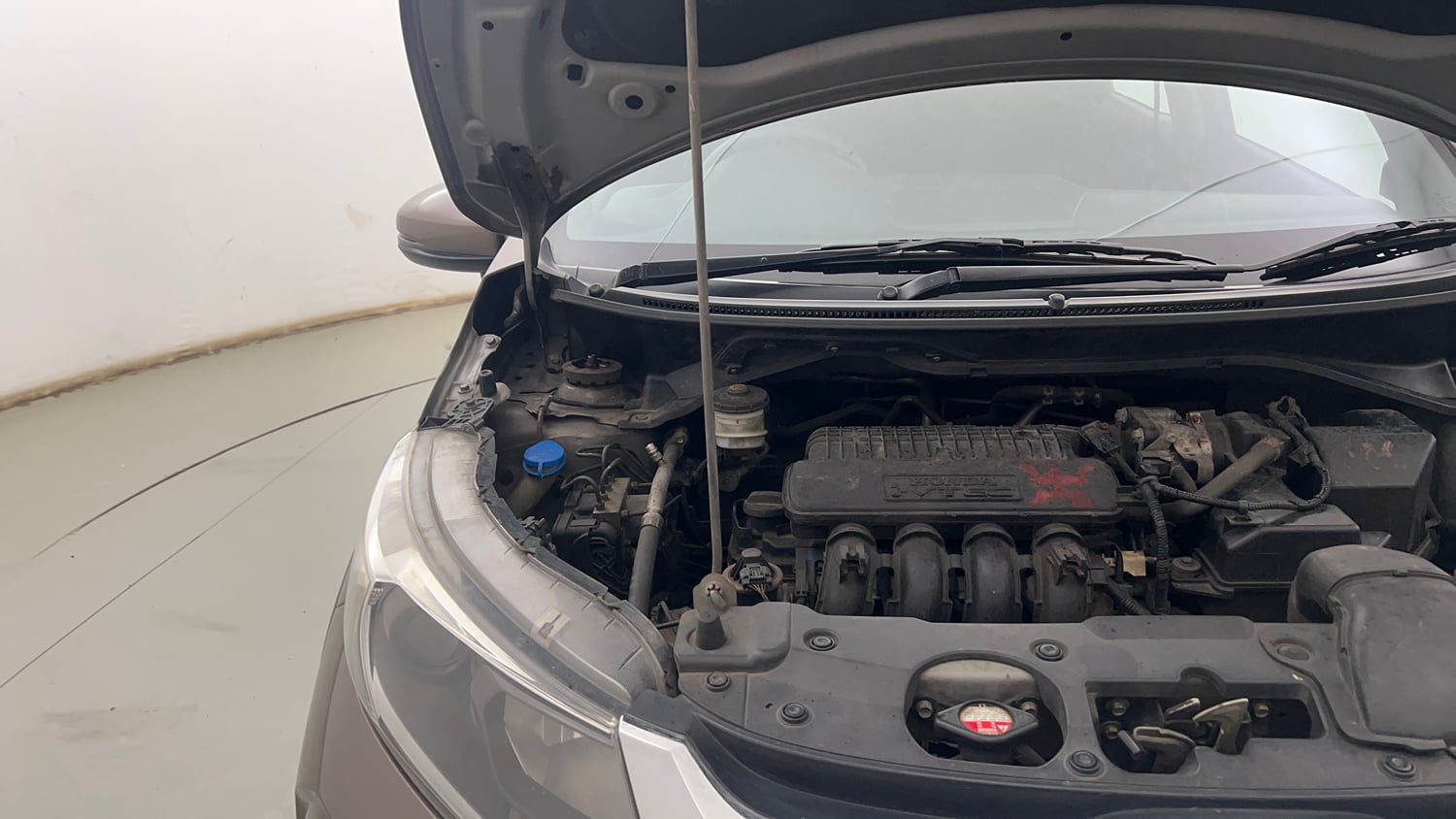 Used 2017 Honda BR-V V CVT Petrol Petrol Automatic engine ENGINE RIGHT SIDE HINGE & APRON VIEW