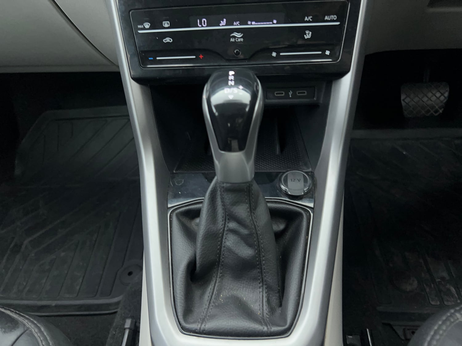 Used 2022 Volkswagen Taigun Highline 1.0 TSI AT Petrol Automatic interior GEAR  KNOB VIEW