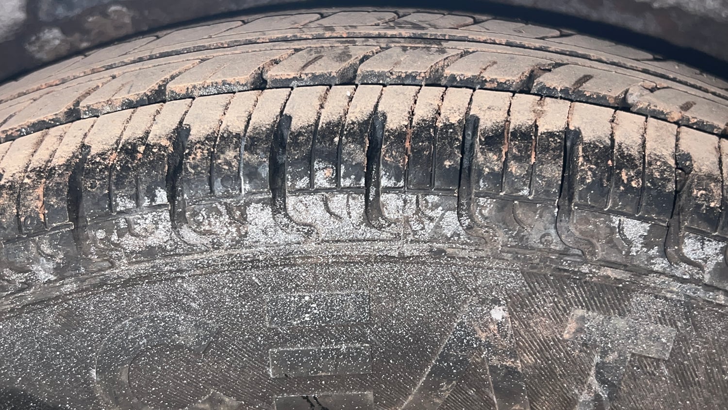 Used 2014 Hyundai i10 Sportz 1.1 iRDE2 Petrol Manual tyres LEFT REAR TYRE TREAD VIEW