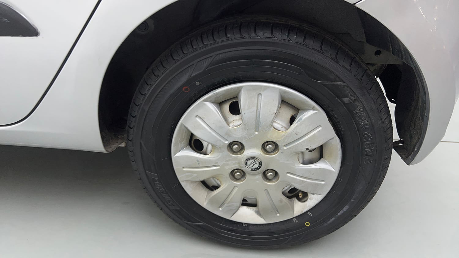 Used 2015 Hyundai i10 Magna 1.1 iRDE2 Petrol Manual tyres LEFT REAR TYRE RIM VIEW