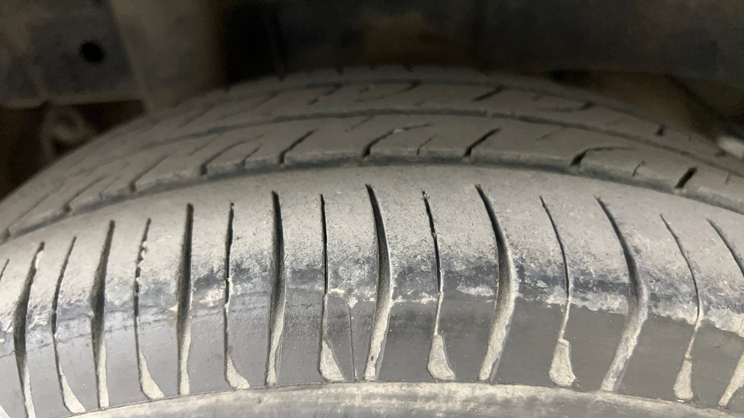 Used 2017 Mahindra KUV100 K6 D 6 STR Diesel Manual tyres RIGHT REAR TYRE TREAD VIEW
