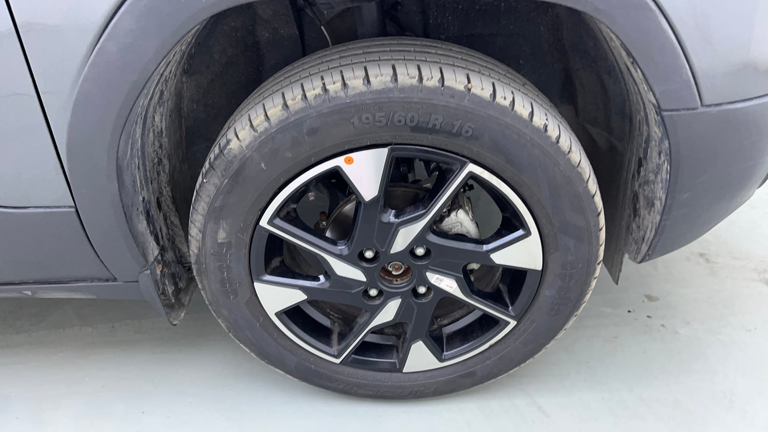 Used 2024 Tata Punch Creative Dual Tone AMT Petrol Automatic tyres RIGHT FRONT TYRE RIM VIEW