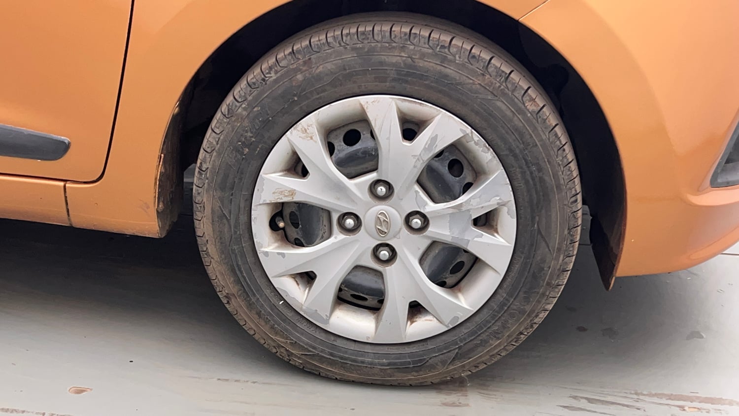 Used 2014 Hyundai Grand i10 Sportz 1.2 Kappa VTVT Petrol Manual tyres RIGHT FRONT TYRE RIM VIEW
