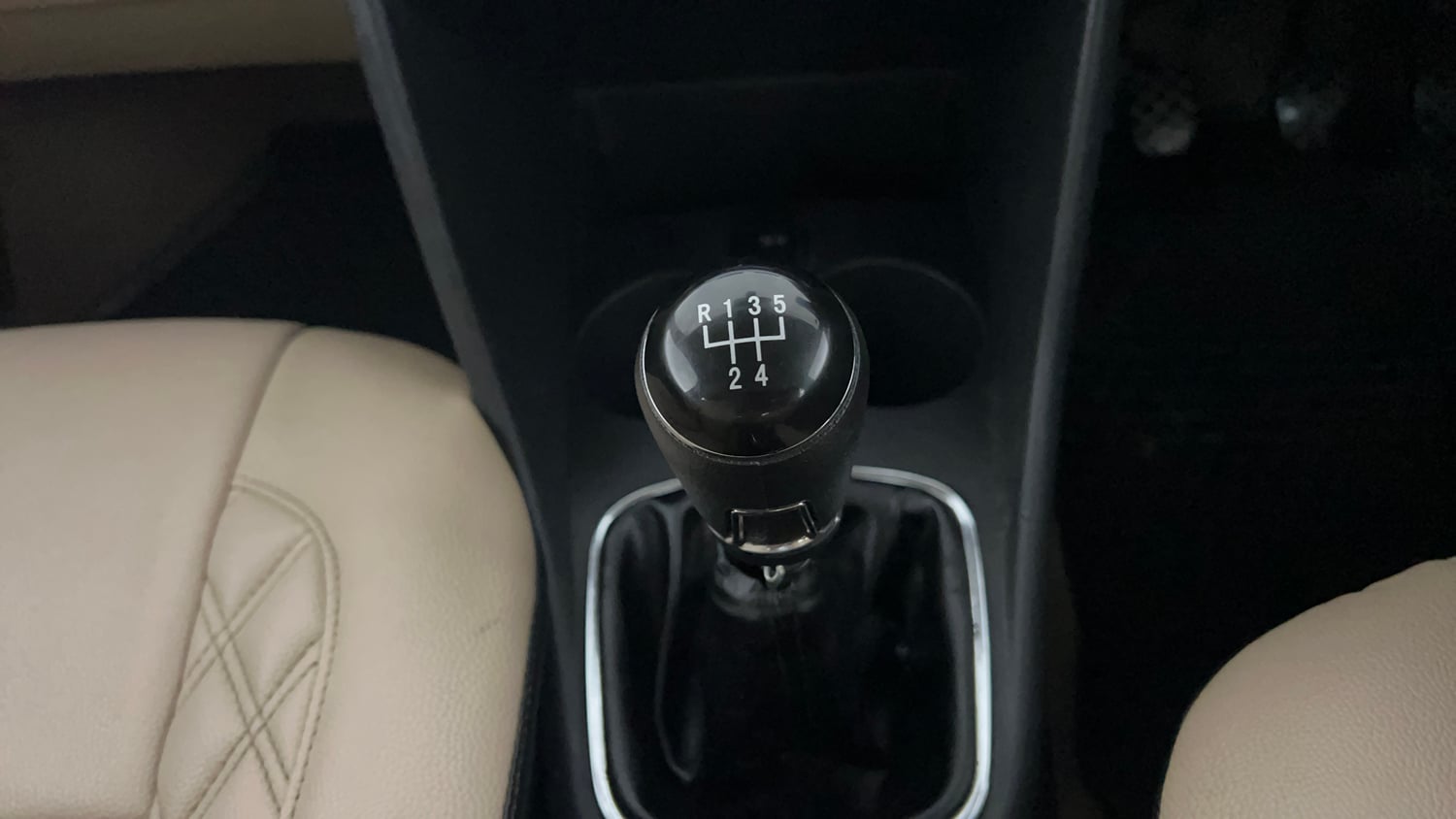 Used 2016 Volkswagen Polo Highline1.2L (P) Petrol Manual interior GEAR  KNOB VIEW