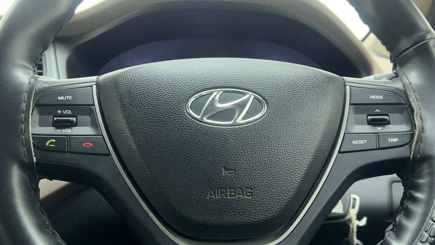 Used 2016 Hyundai Elite i20 Sportz 1.2 Petrol Manual top_features Steering mounted controls
