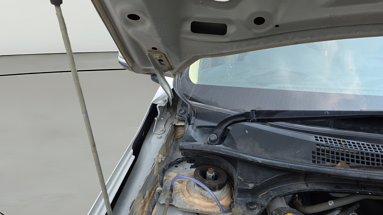 Used 2023 Honda Amaze VX 1.2 Petrol MT Petrol Manual engine ENGINE RIGHT SIDE HINGE & APRON VIEW