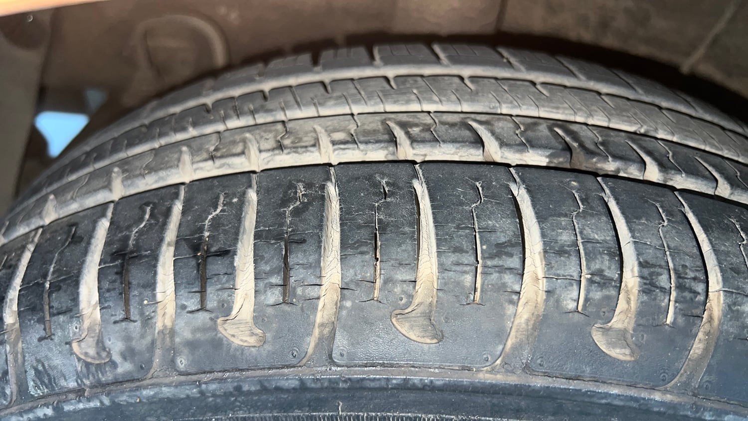 Used 2016 Hyundai Grand i10 Asta 1.2 Kappa VTVT Petrol Manual tyres RIGHT REAR TYRE TREAD VIEW