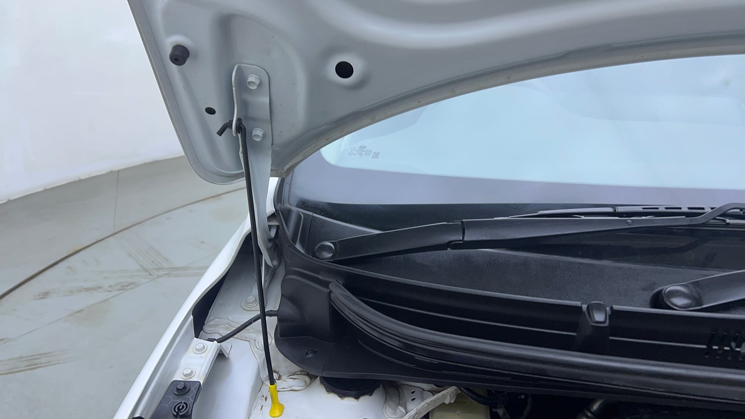 Used 2025 Hyundai Aura S 1.2 Petrol Petrol Manual engine ENGINE RIGHT SIDE HINGE & APRON VIEW