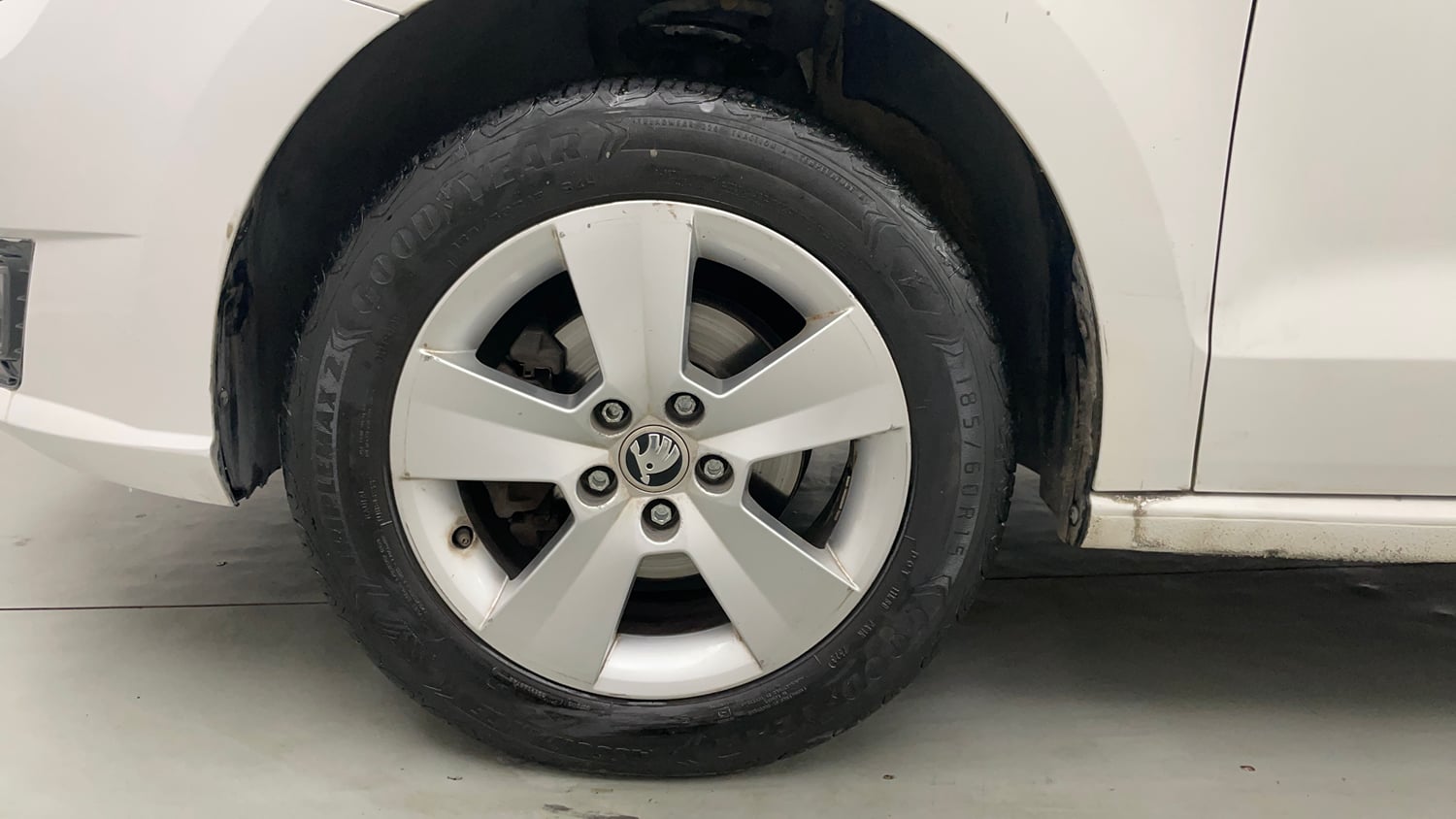 Used 2019 Skoda Rapid Ambition 1.6 MPI AT Petrol Automatic tyres LEFT FRONT TYRE RIM VIEW