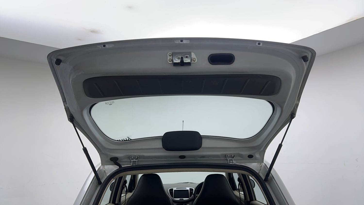 Used 2015 Hyundai i10 Magna 1.1 iRDE2 Petrol Manual interior DICKY DOOR OPEN VIEW