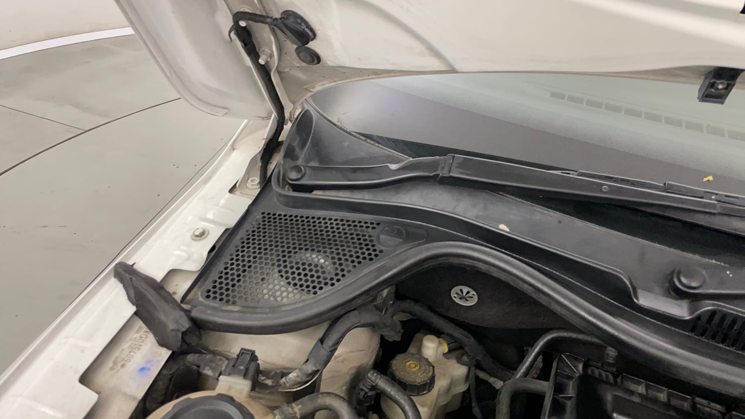 Used 2019 Skoda Rapid Ambition 1.6 MPI AT Petrol Automatic engine ENGINE RIGHT SIDE HINGE & APRON VIEW