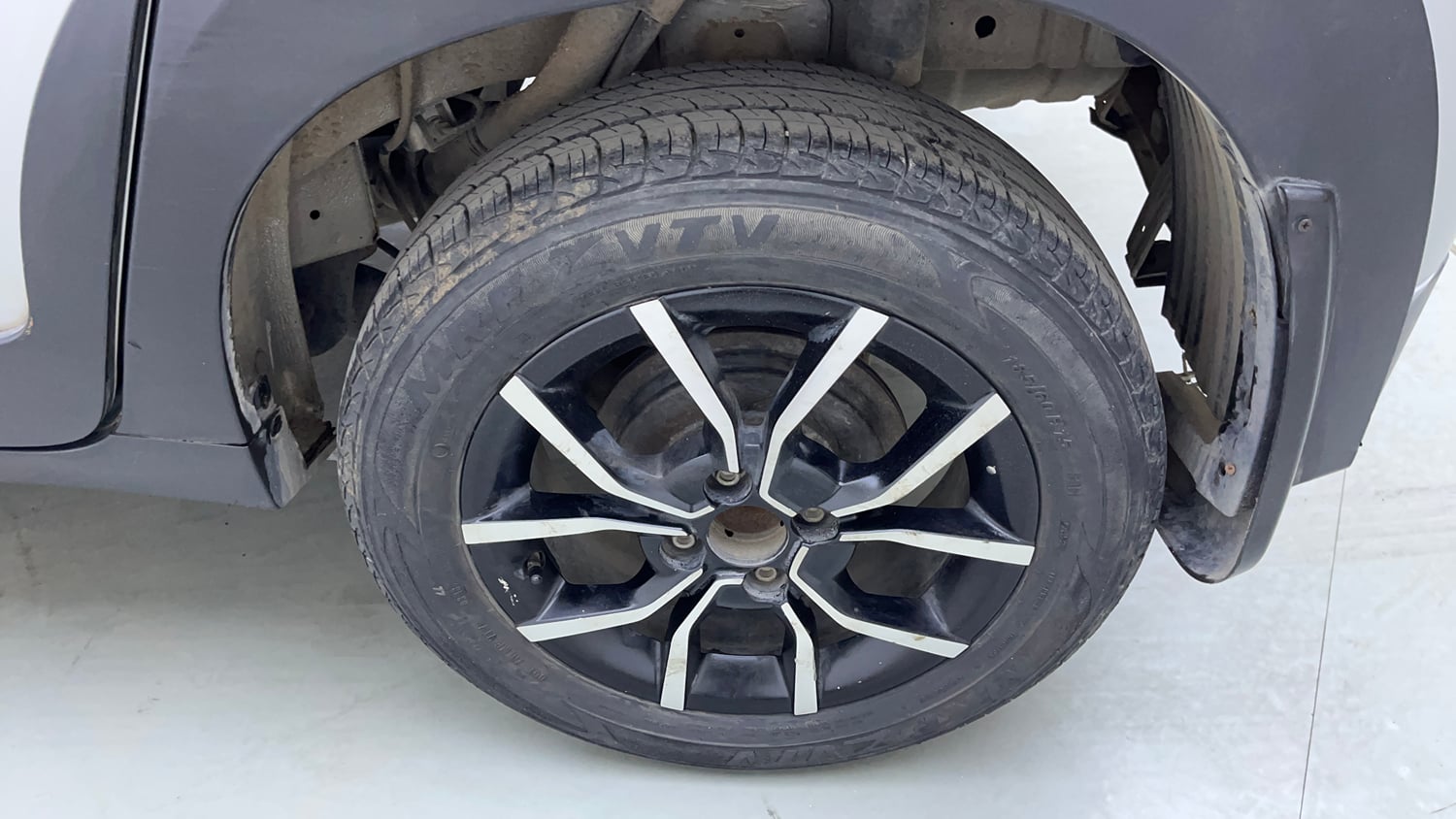 Used 2019 Mahindra KUV100 NXT K8 6 STR Dual Tone Petrol Manual tyres LEFT REAR TYRE RIM VIEW