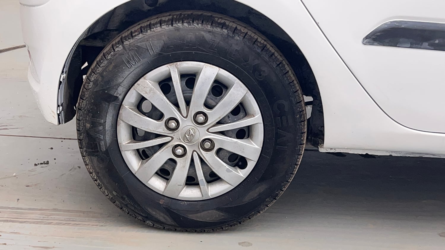 Used 2014 Hyundai i10 Sportz 1.1 iRDE2 Petrol Manual tyres RIGHT REAR TYRE RIM VIEW