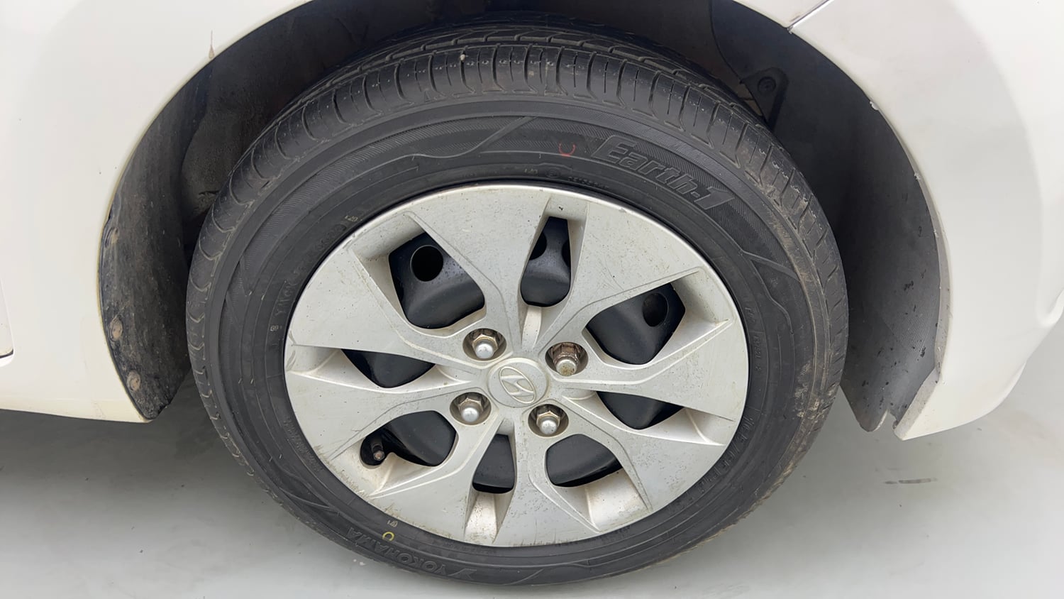 Used 2017 Hyundai Xcent S 1.1 CRDi Diesel Manual tyres RIGHT FRONT TYRE RIM VIEW