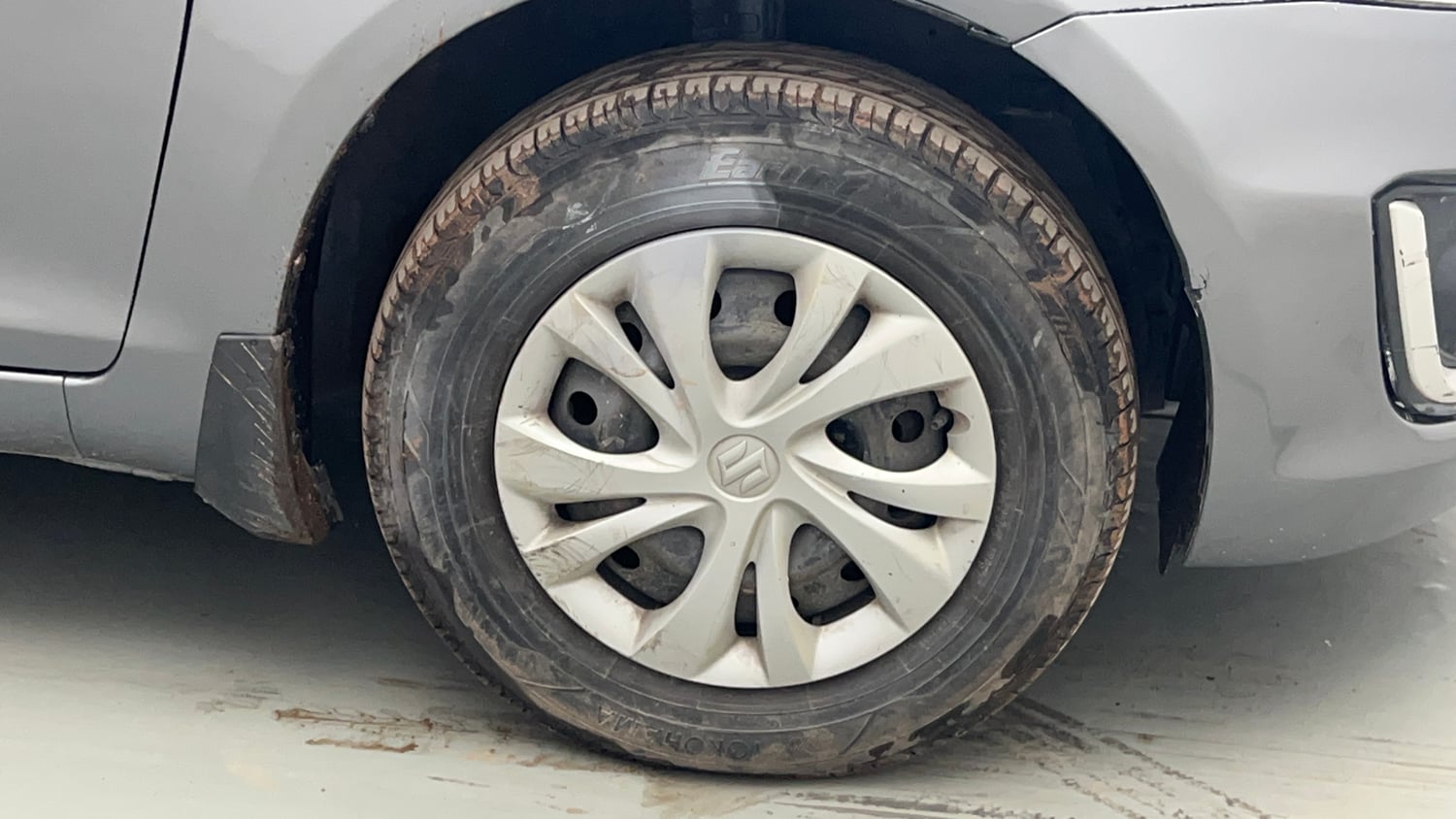 Used 2015 Maruti Suzuki Swift VXi Petrol Manual tyres RIGHT FRONT TYRE RIM VIEW