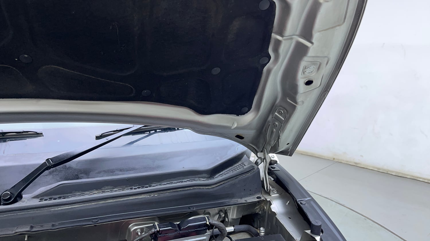 Used 2019 Mahindra KUV100 NXT K8 6 STR Dual Tone Petrol Manual engine ENGINE LEFT SIDE HINGE & APRON VIEW