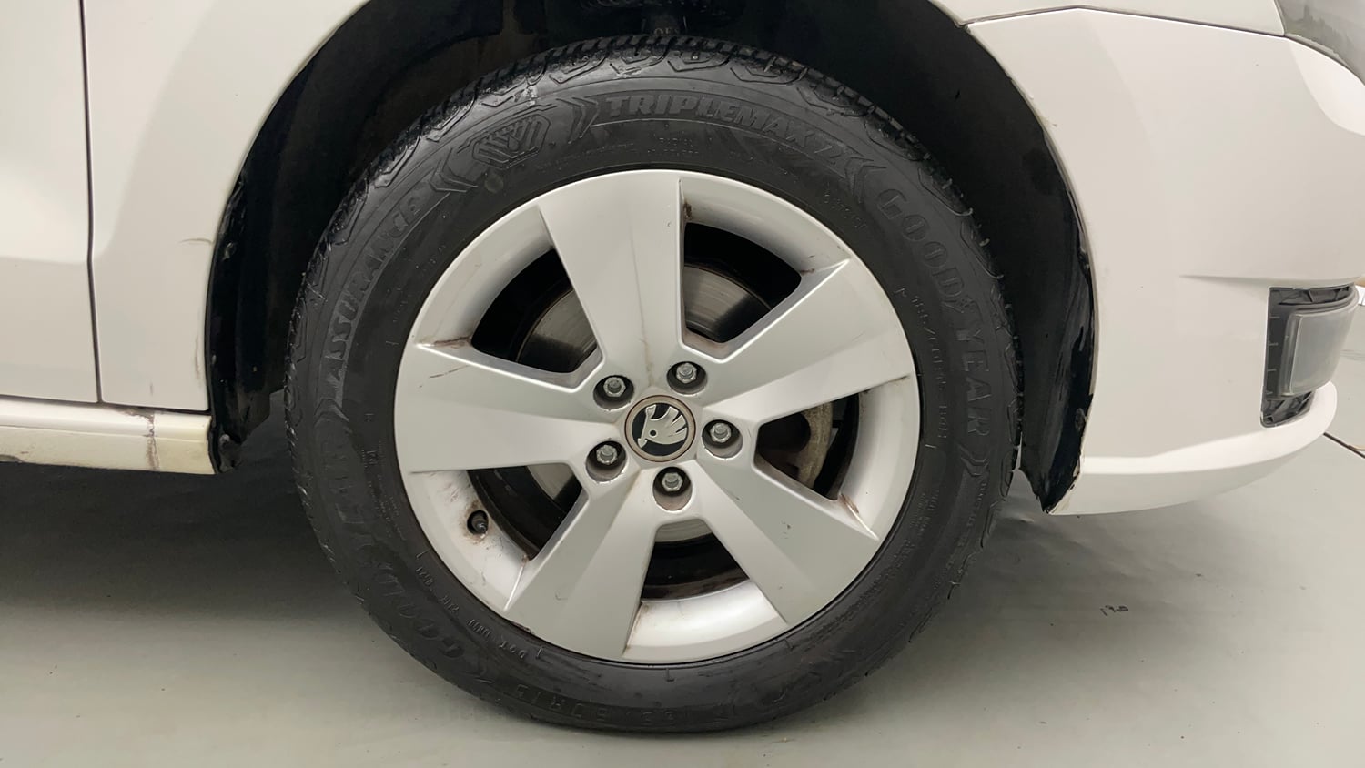 Used 2019 Skoda Rapid Ambition 1.6 MPI AT Petrol Automatic tyres RIGHT FRONT TYRE RIM VIEW