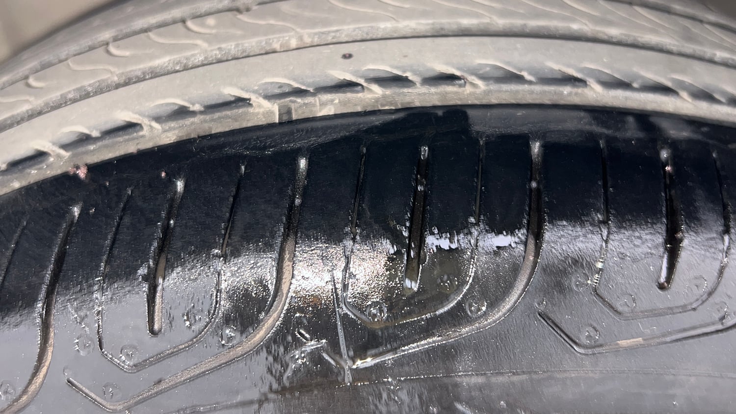 Used 2015 Toyota Etios Liva G Petrol Manual tyres LEFT FRONT TYRE TREAD VIEW