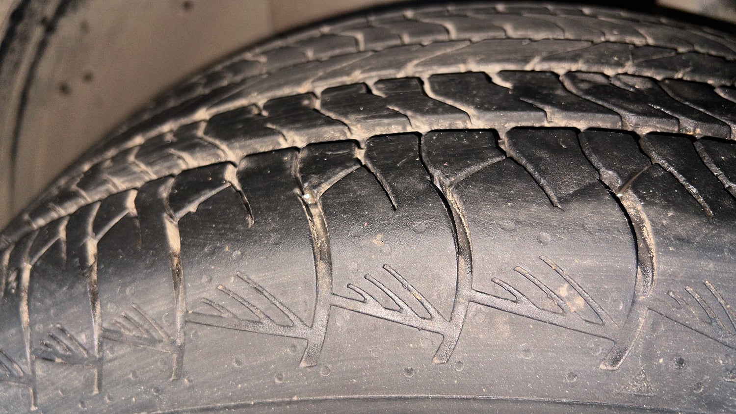 Used 2022 Hyundai Alcazar Signature (O) 6 STR 1.5 Diesel AT Diesel Automatic tyres LEFT FRONT TYRE TREAD VIEW