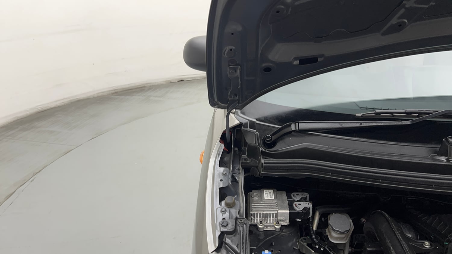 Used 2025 Maruti Suzuki Wagon R LXI 1.0 CNG Cng Manual engine ENGINE RIGHT SIDE HINGE & APRON VIEW