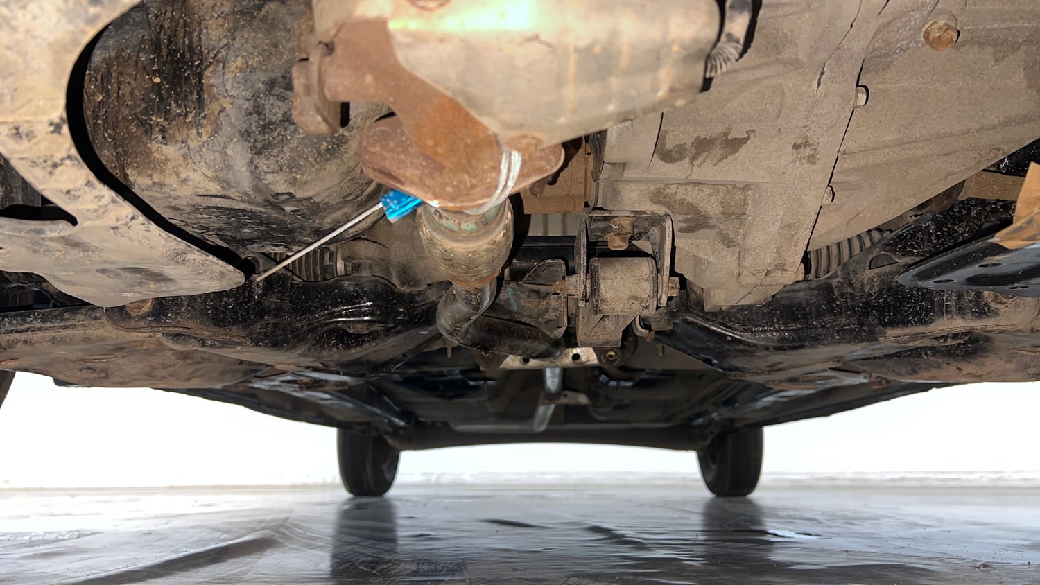 Used 2015 Hyundai i10 Magna 1.1 iRDE2 Petrol Manual extra FRONT LEFT UNDERBODY VIEW