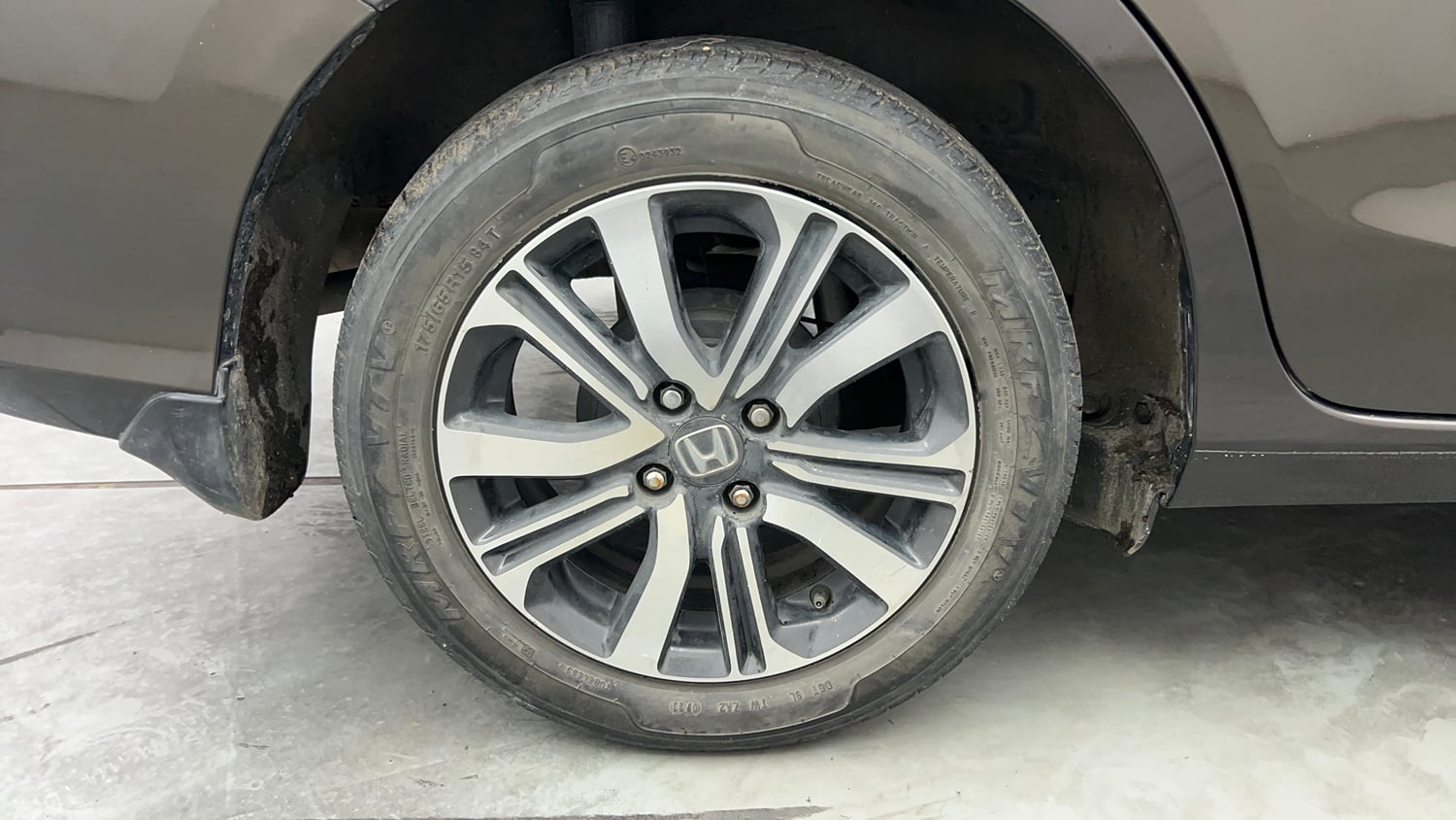 Used 2023 Honda Amaze VX 1.2 Petrol CVT Petrol Automatic tyres RIGHT REAR TYRE RIM VIEW