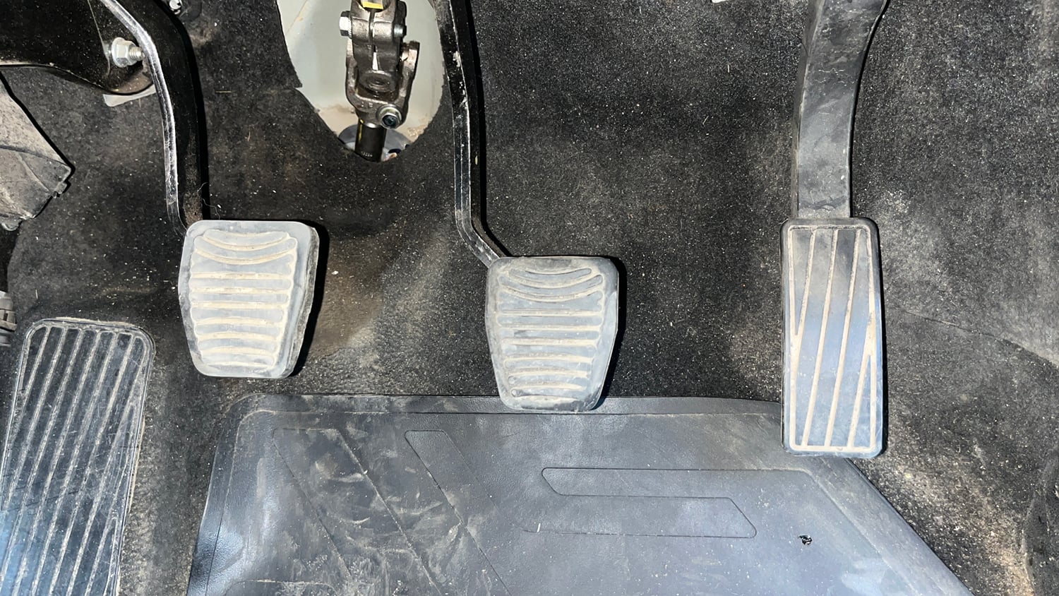 Used 2019 Mahindra KUV100 NXT K8 6 STR Dual Tone Petrol Manual interior PEDALS VIEW