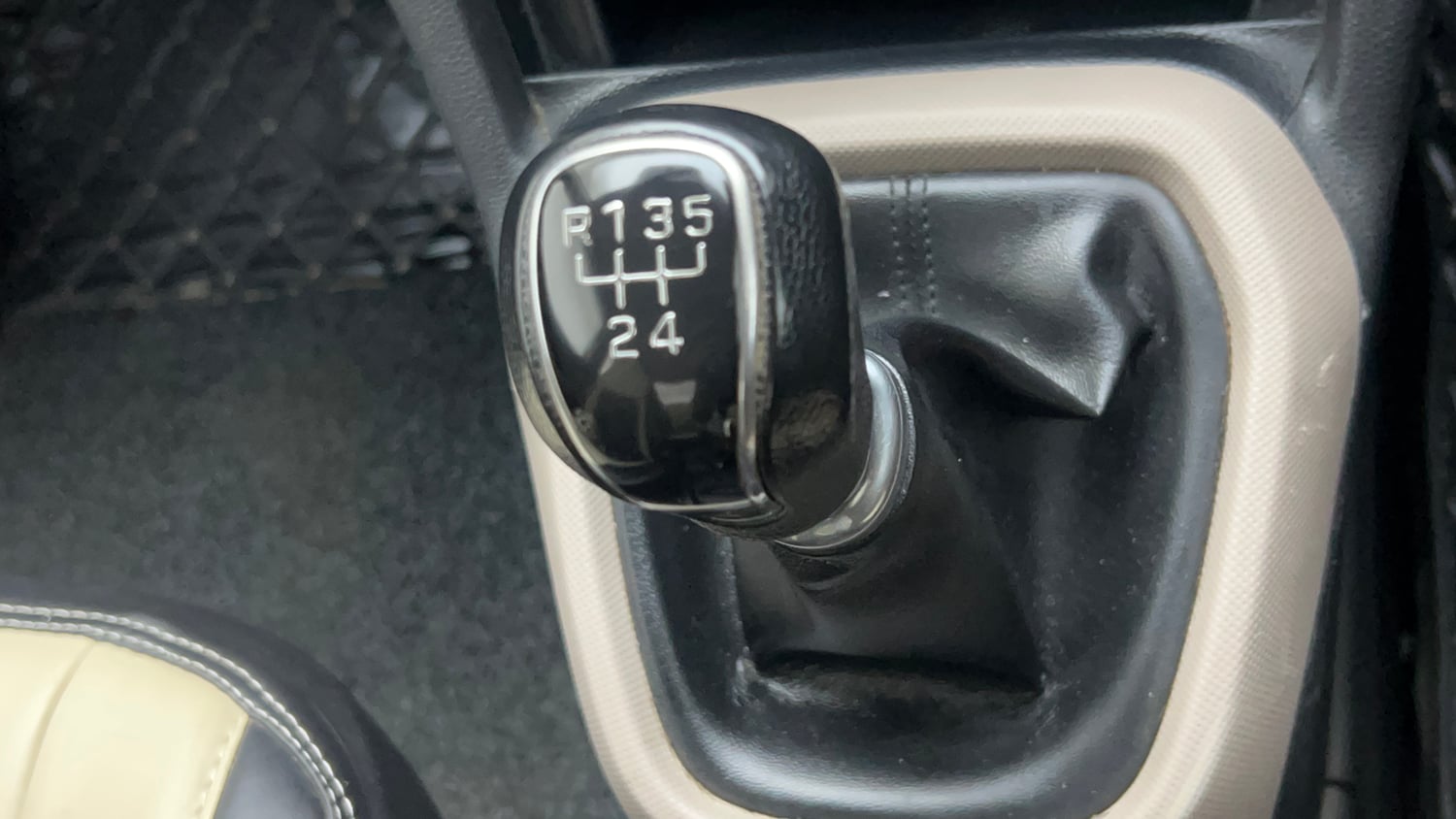 Used 2017 Hyundai Xcent S 1.1 CRDi Diesel Manual interior GEAR  KNOB VIEW
