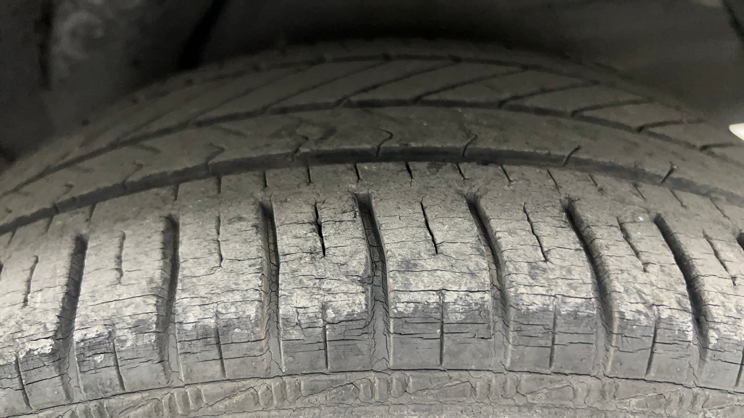 Used 2014 Hyundai i20 Asta 1.2 Petrol Manual tyres LEFT REAR TYRE TREAD VIEW