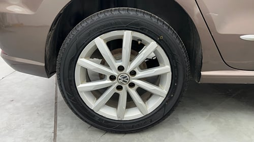 Used 2017 Volkswagen Ameo Highline Plus 1.5L AT (D)16 Alloy Diesel Automatic tyres RIGHT REAR TYRE RIM VIEW