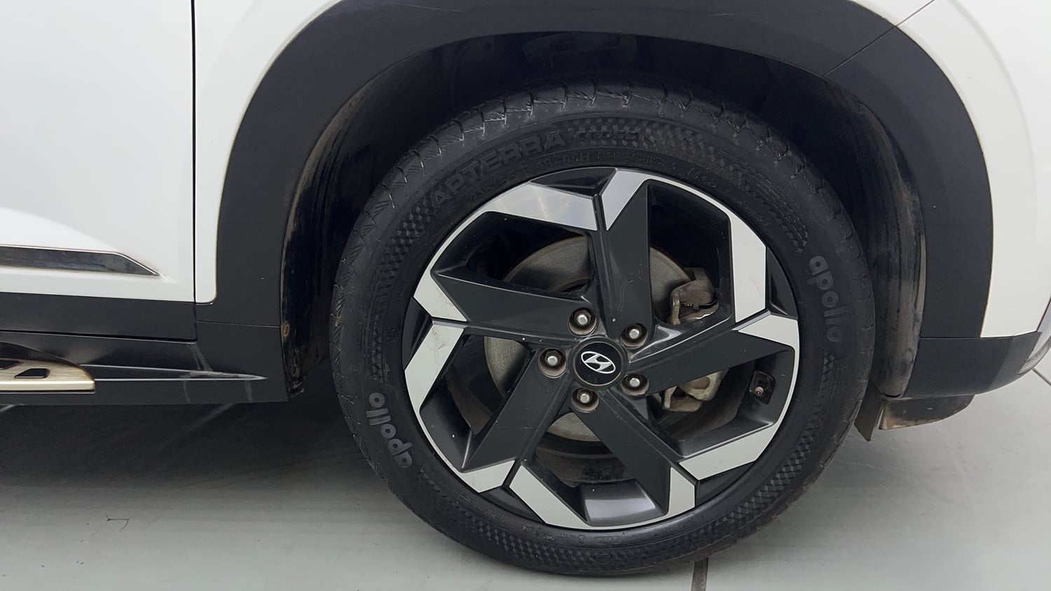 Used 2022 Hyundai Alcazar Signature (O) 6 STR 1.5 Diesel AT Diesel Automatic tyres RIGHT FRONT TYRE RIM VIEW
