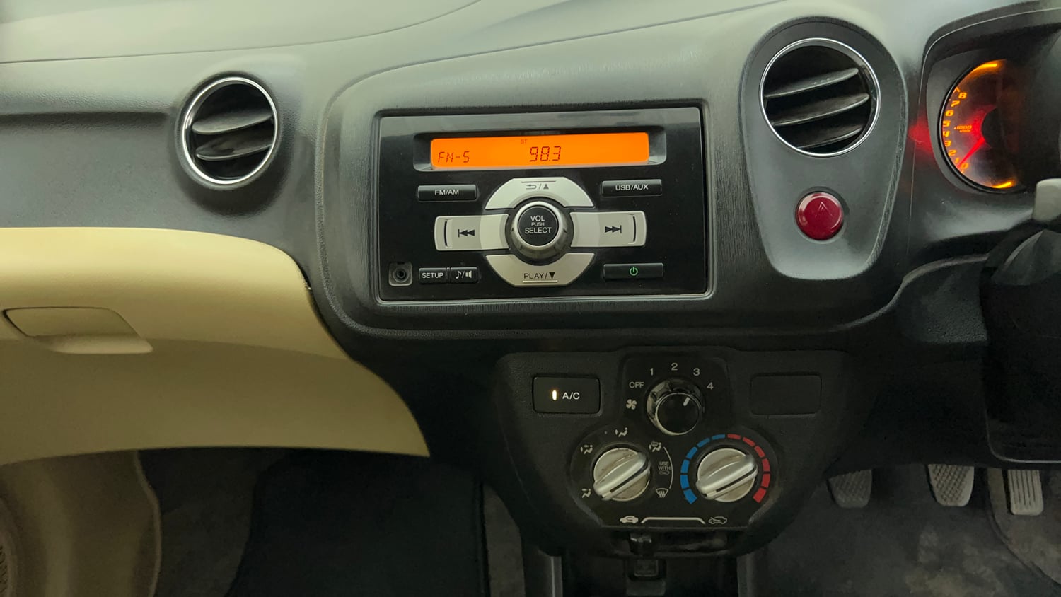 Used 2014 Honda Amaze 1.2 S i-VTEC Petrol Manual interior MUSIC SYSTEM & AC CONTROL VIEW