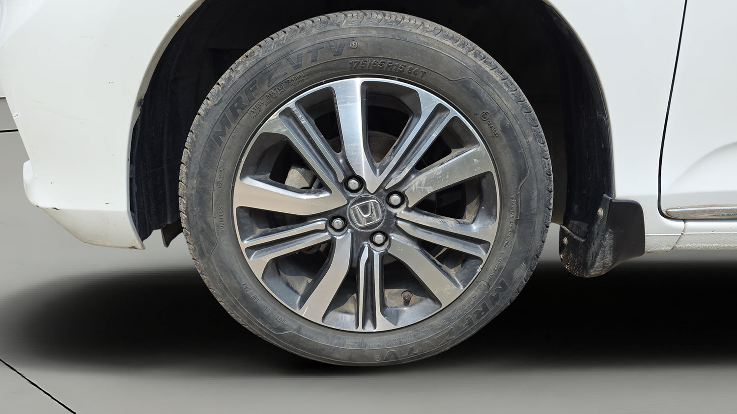 Used 2023 Honda Amaze VX 1.2 Petrol MT Petrol Manual tyres LEFT FRONT TYRE RIM VIEW