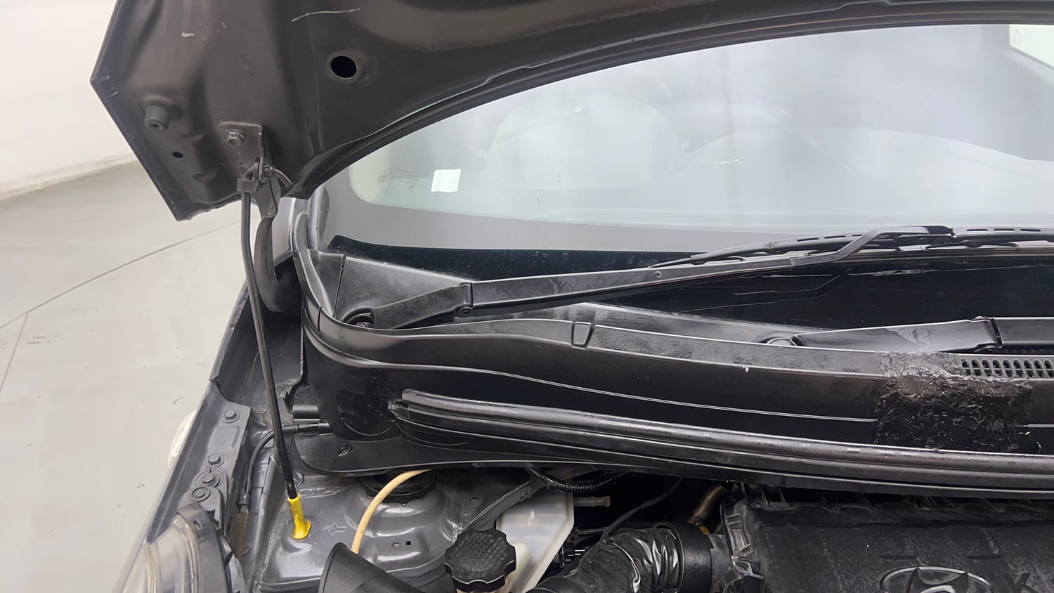 Used 2018 Hyundai Xcent E+ CNG (Outside Fitted) Cng Manual engine ENGINE RIGHT SIDE HINGE & APRON VIEW