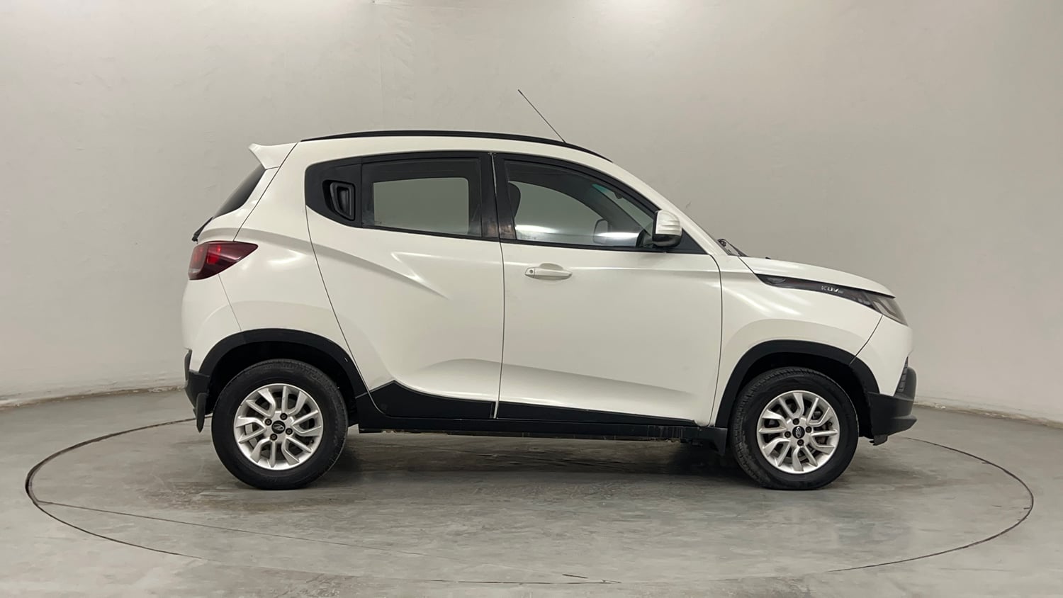 Used 2017 Mahindra KUV100 K6 D 6 STR Diesel Manual exterior RIGHT SIDE VIEW
