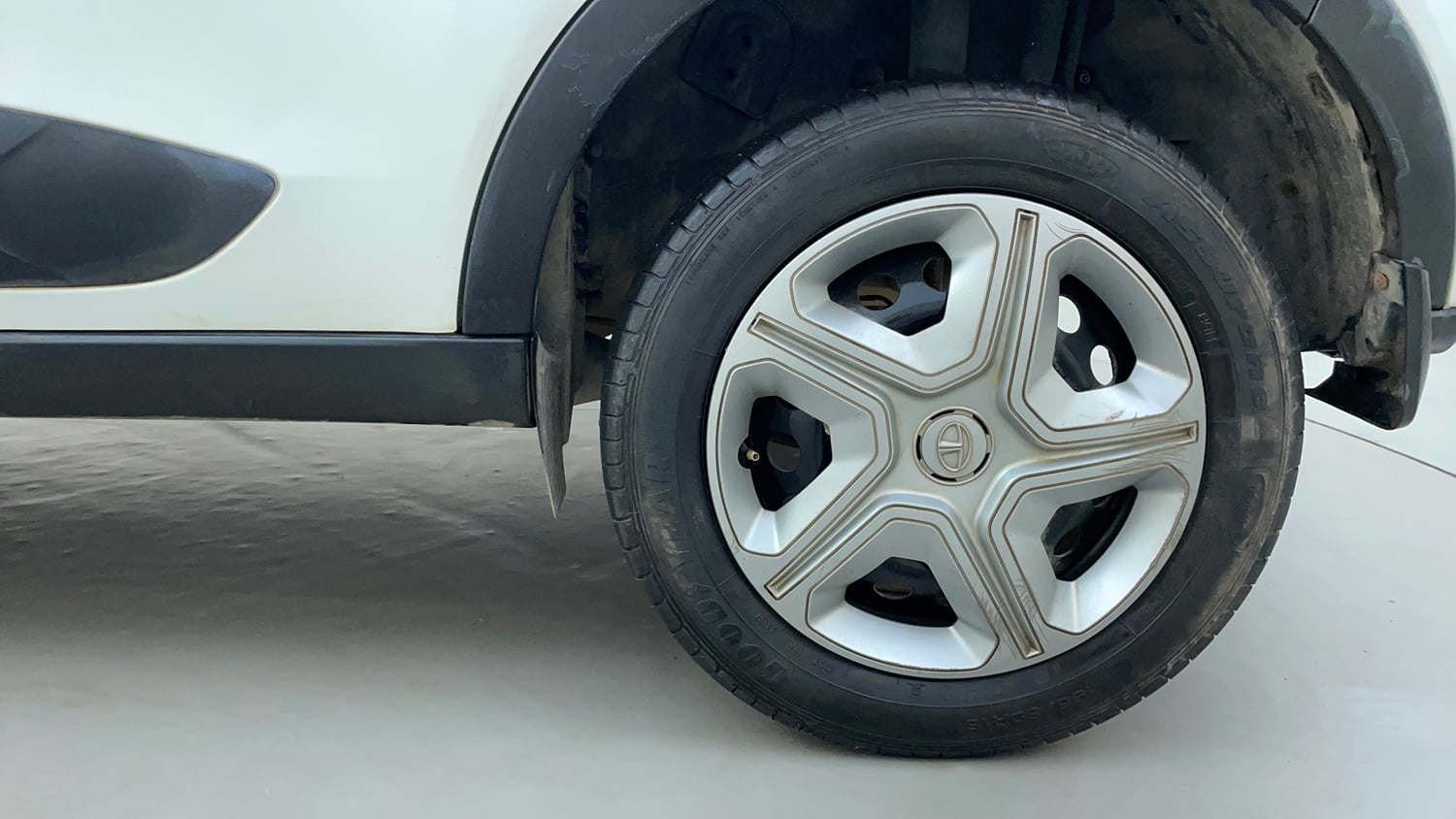 Used 2022 Tata Nexon XMA (S) Petrol Automatic tyres LEFT REAR TYRE RIM VIEW