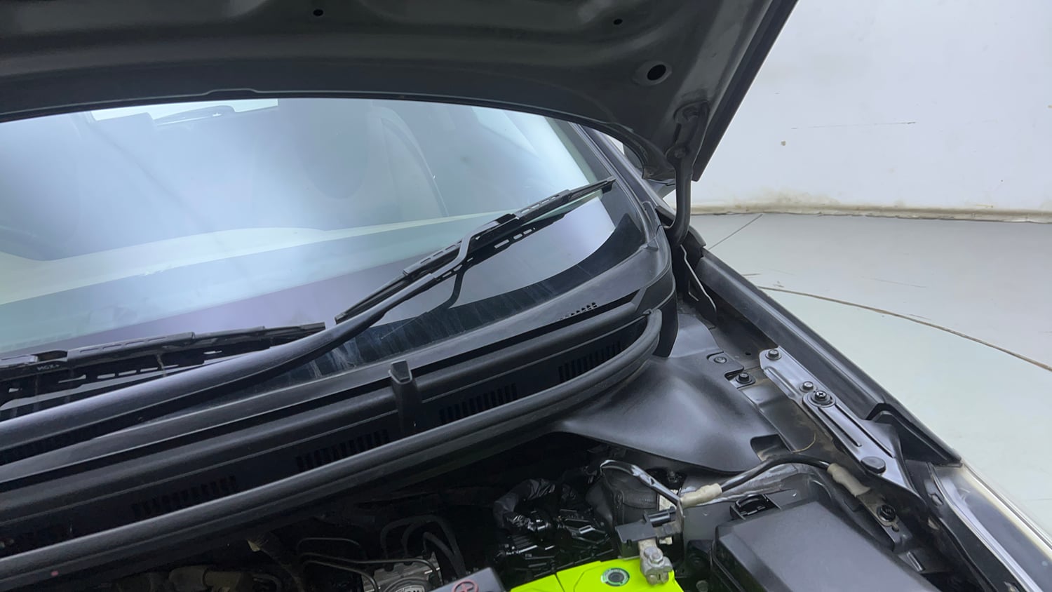 Used 2017 Hyundai Elite i20 Asta 1.2 Petrol Manual engine ENGINE LEFT SIDE HINGE & APRON VIEW
