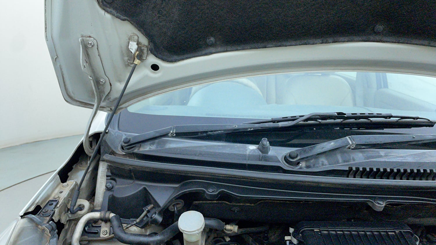 Used 2013 Maruti Suzuki Ertiga Vxi Petrol Manual engine ENGINE RIGHT SIDE HINGE & APRON VIEW