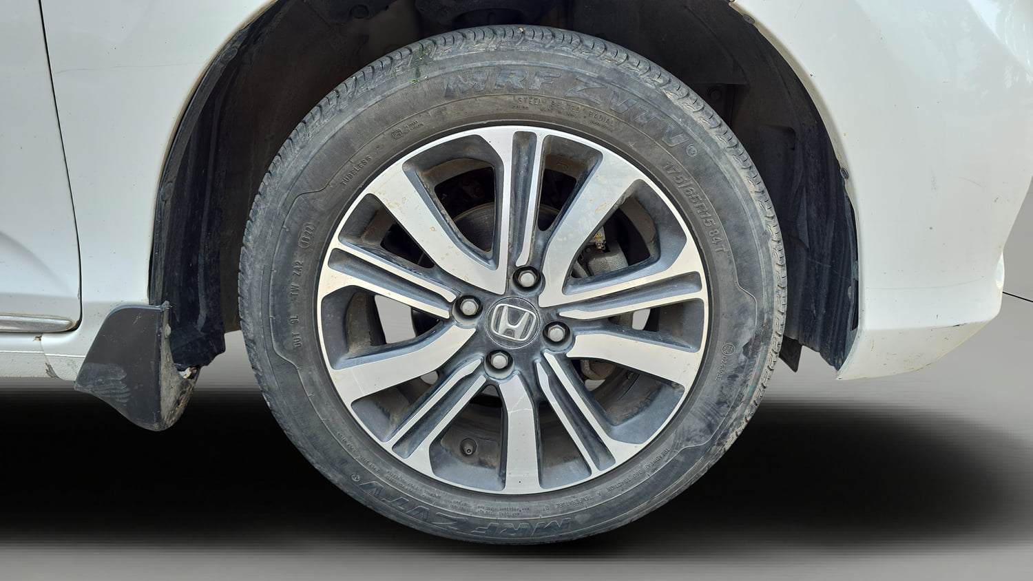 Used 2023 Honda Amaze VX 1.2 Petrol MT Petrol Manual tyres RIGHT FRONT TYRE RIM VIEW