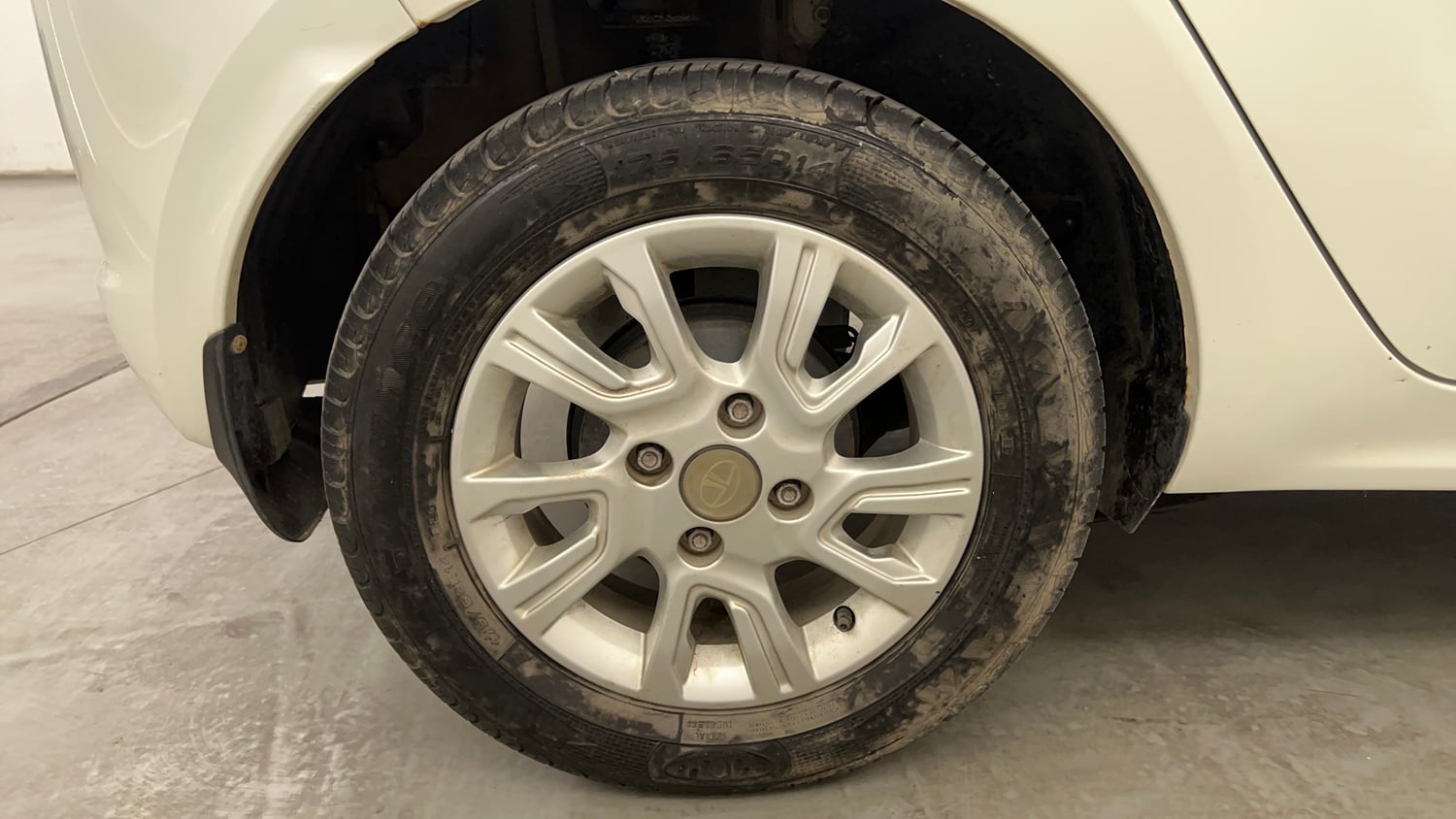Used 2018 Tata Tiago Revotron XZ Petrol Manual tyres RIGHT REAR TYRE RIM VIEW
