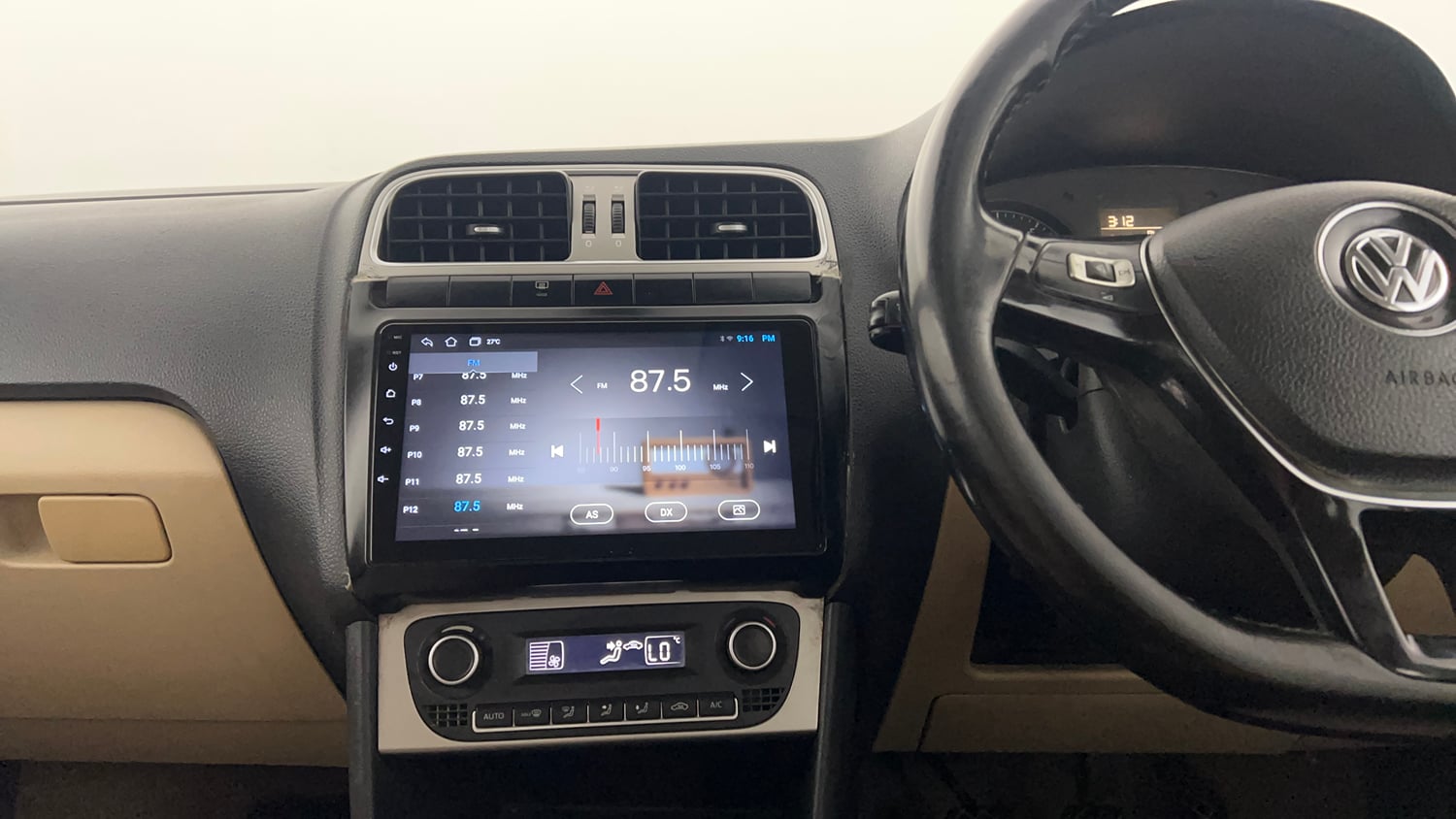 Used 2016 Volkswagen Polo Highline1.2L (P) Petrol Manual interior MUSIC SYSTEM & AC CONTROL VIEW