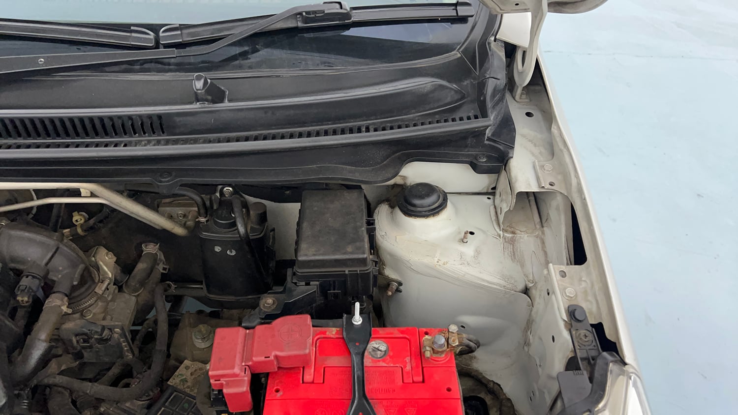 Used 2014 Maruti Suzuki Celerio VXi AMT Petrol Automatic engine ENGINE LEFT SIDE HINGE & APRON VIEW
