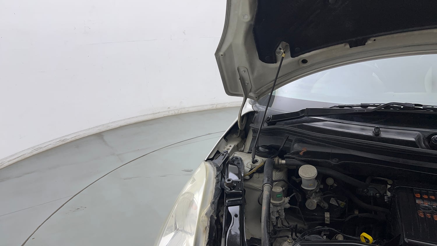 Used 2015 Maruti Suzuki Swift VXi Petrol Manual engine ENGINE RIGHT SIDE HINGE & APRON VIEW